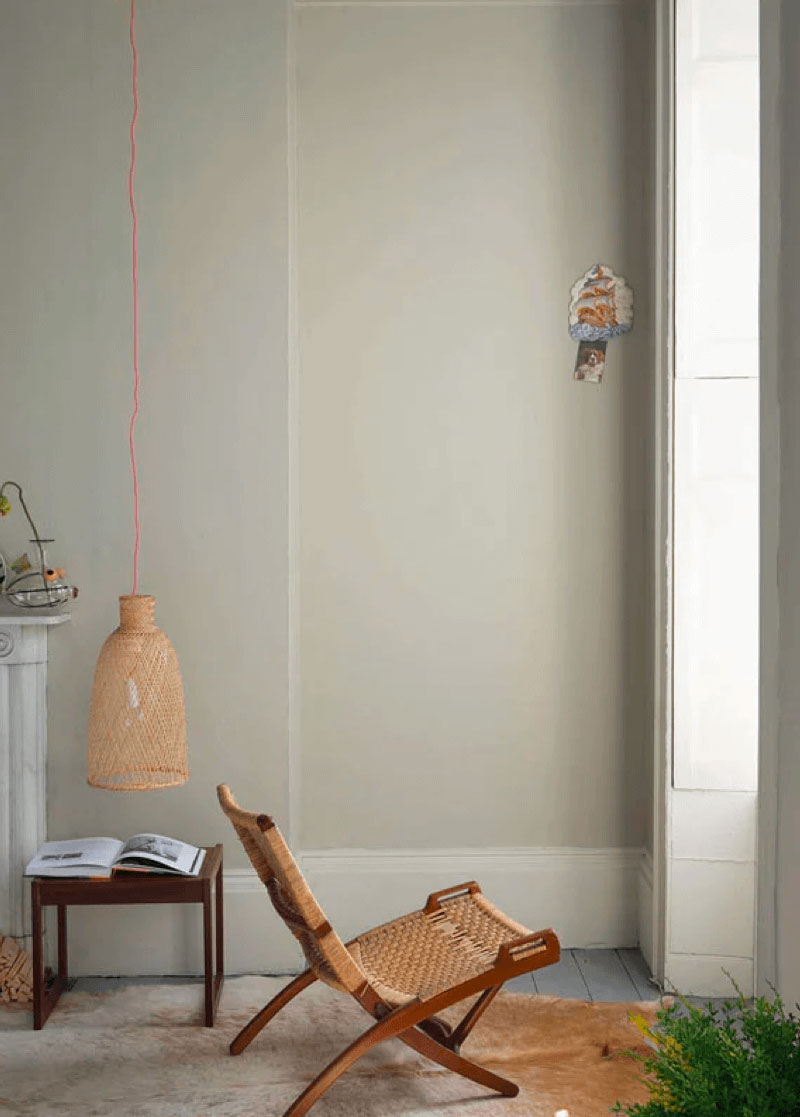 De Lime wash verf Drop Cloth 283 van Farrow & Ball is een kleur die tussen grijs en beige zit - ook wel bekend als greige.