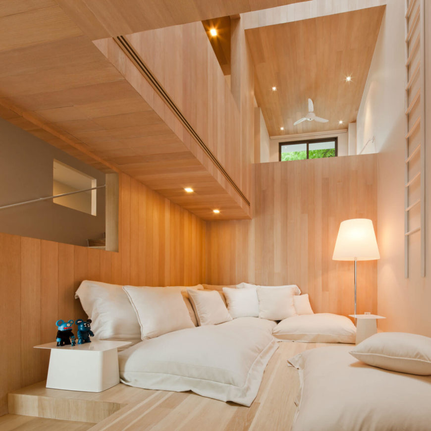 loungeruimte zitkussens houten wandbekleding
