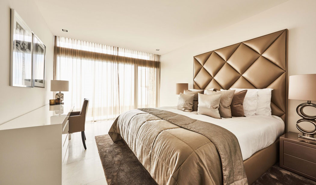 luxe altea blueport villa aan de middellandse zeekust eric kuster slaapkamer bronzen hoofdbord