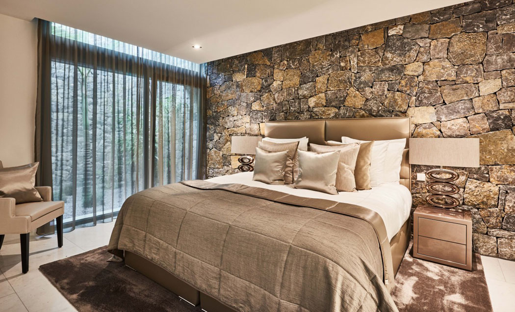luxe altea blueport villa aan de middellandse zeekust eric kuster stenen muur slaapkamer