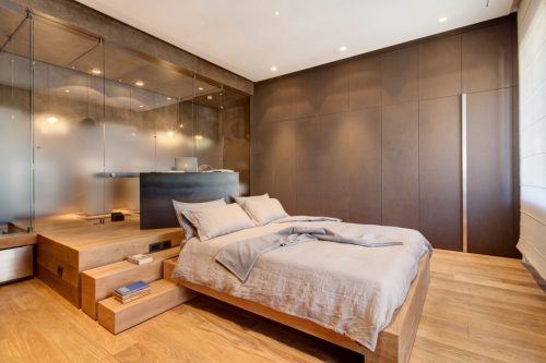 Luxe slaapkamer met transparante badkamer