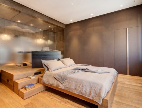 Luxe slaapkamer met transparante badkamer