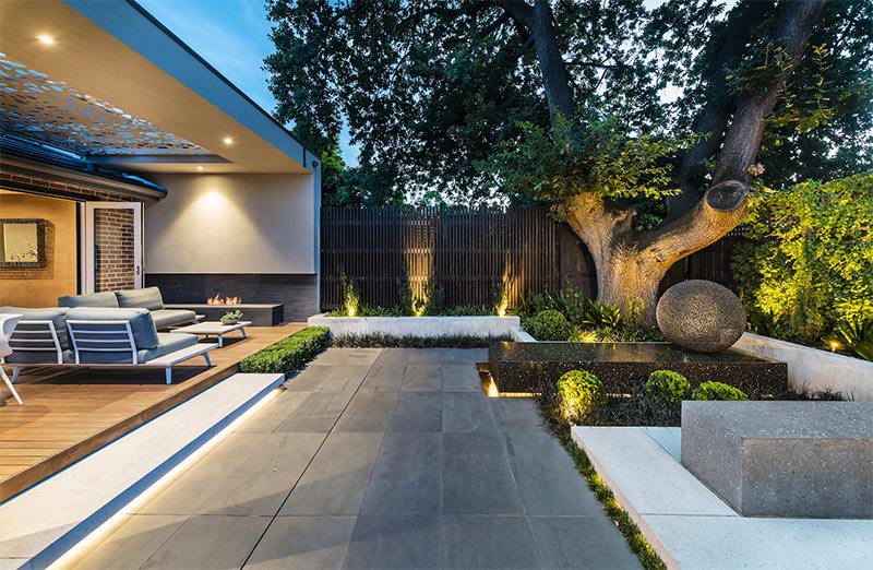 Deze prachtige tuin is ontworpen door Cos Design, met een super comfortabele loungehoek op het overdekte terras - Bron Cosdesign.com.au | Fotografie: Tim Turner