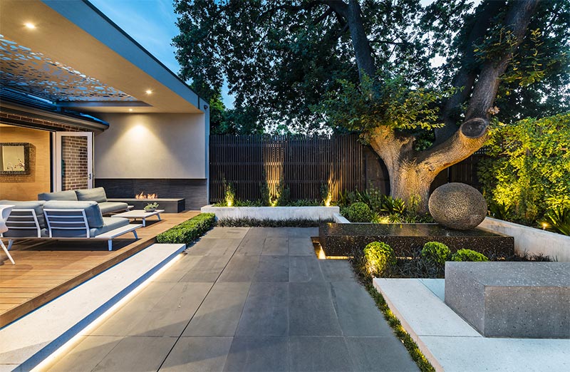 Deze prachtige tuin is ontworpen door Cos Design, met een super comfortabele loungehoek op het overdekte terras - Bron Cosdesign.com.au | Fotografie: Tim Turner Deze prachtige tuin is ontworpen door Cos Design, met een super comfortabele loungehoek op het overdekte terras - Bron Cosdesign.com.au | Fotografie: Tim Turner