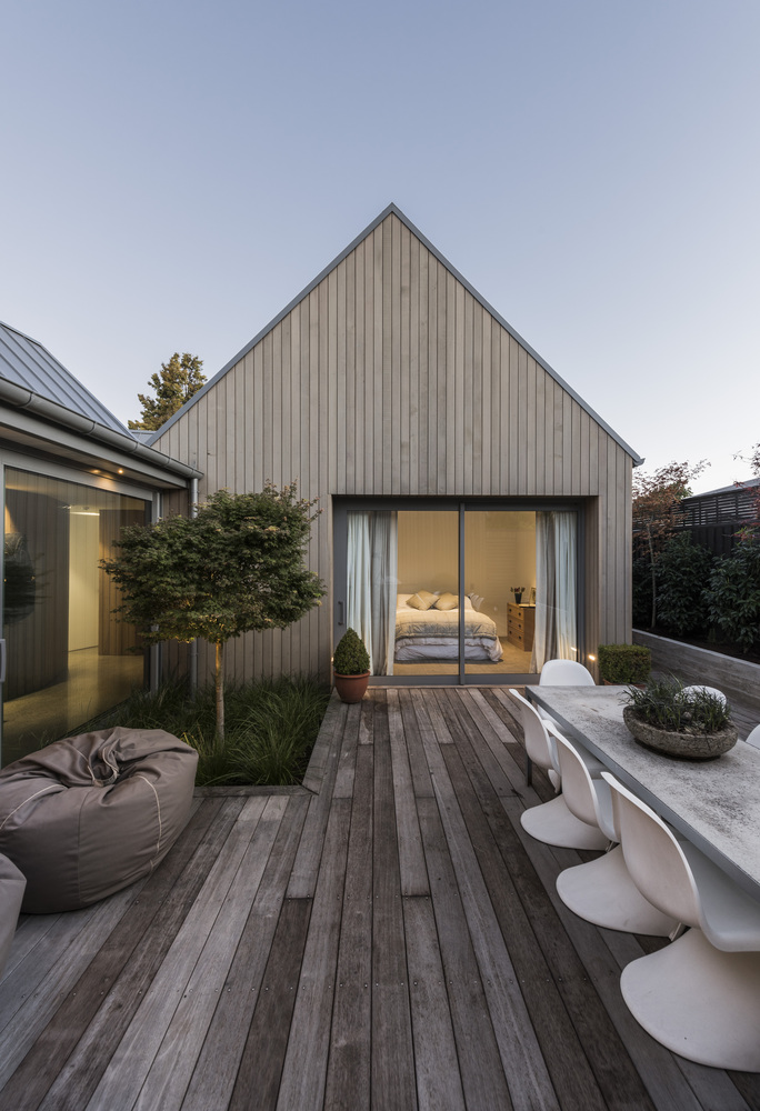 Super mooie minimalistische luxe tuin met houten vlonders en moderne tuinmeubels. Klik hier voor meer foto's.