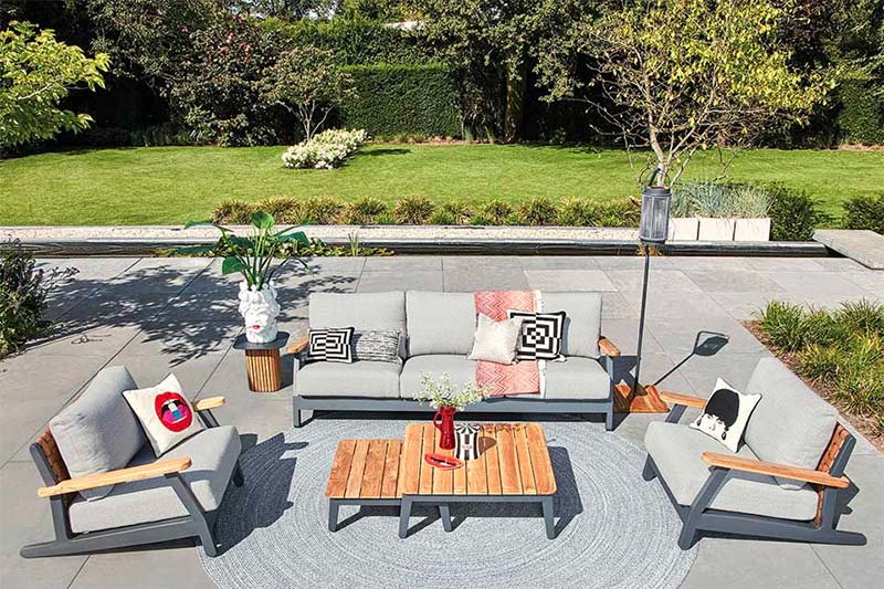 Deze mooie robuuste loungeset van Suns is de perfecte eye-catcher in elke luxe tuin.