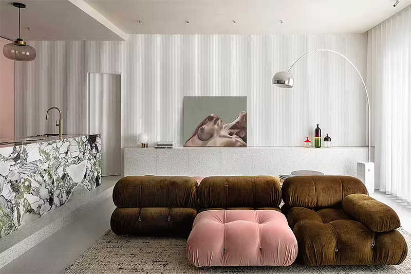 Kunstwerken mogen natuurlijk niet ontbreken in huis, zeker niet als je een luxe woonkamer wilt creëren. Deze geweldige woonkamer is ontworpen door Primo Atelier.