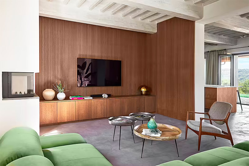 Special Umbria heeft deze prachtige luxe woonkamer ontworpen, met onder andere een houten wandbekleding, met daaraan een op maat gemaakte TV meubel, en een geweldige groene fluwelen bank. Special Umbria heeft deze prachtige luxe woonkamer ontworpen, met onder andere een houten wandbekleding, met daaraan een op maat gemaakte TV meubel, en een geweldige groene fluwelen bank.