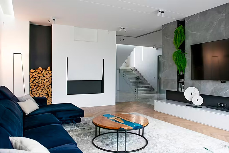 Ontwerper Irina Bulgac heeft een verlichtingsplan voor deze luxe woonkamer gecreeerd, met onder andere led strips aan de randen van het plafond en luxe opbouwspots. 