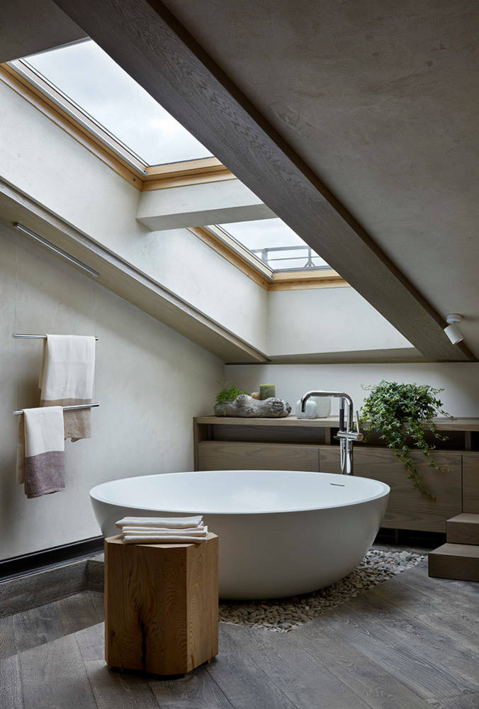 Verzamelen ten tweede Middeleeuws Luxe zolderslaapkamer met vrijstaand rond bad - Huis-inrichten.com