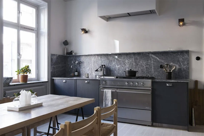 Moderne donkergrijze keuken met een donkergrijze marmeren keuken achterwand Moderne donkergrijze keuken met een donkergrijze marmeren keuken achterwand