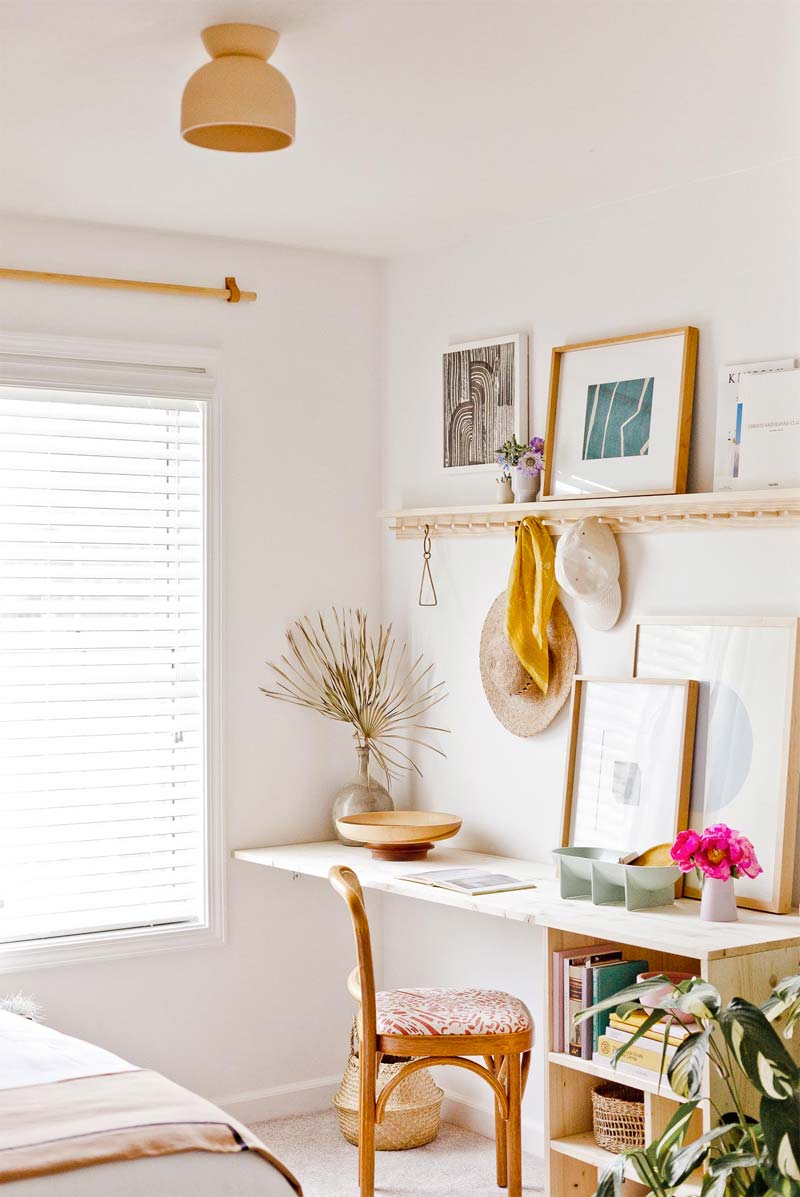 Brittni laat zien hoe je heel eenvoudig een mooi minimalistisch bureau van grenen hout kan maken voor de slaapkamer.