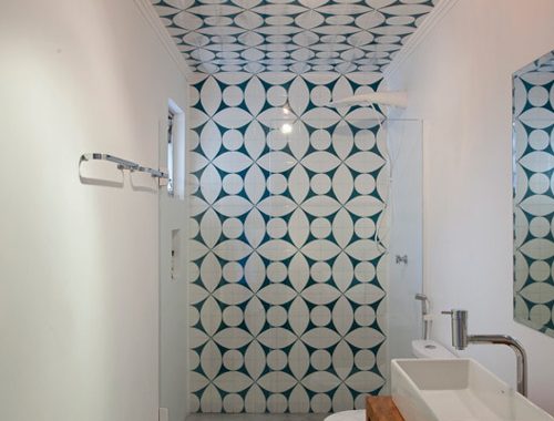 In deze minimalistische badkamer hebben ze het plafond betegeld!