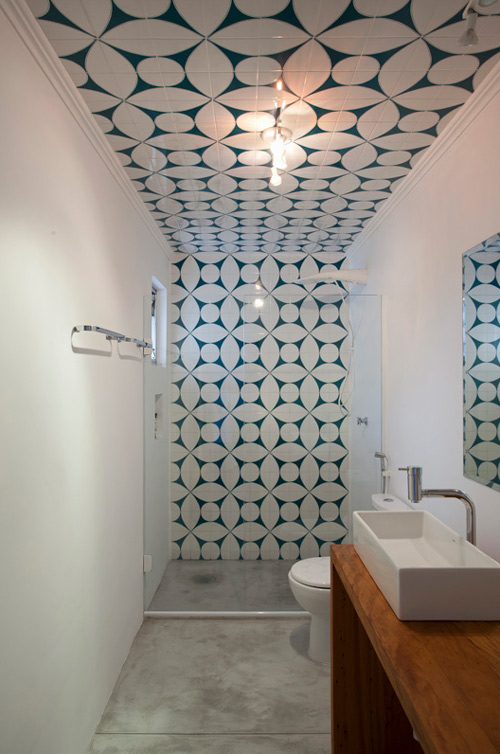 Verwonderlijk In deze minimalistische badkamer hebben ze het plafond betegeld SW-96