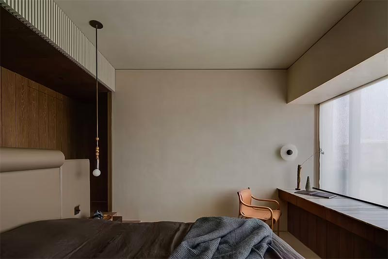 Ook in de slaapkamer hebben de ontwerpers van NC Design & Architecture een serene minimalistische sfeer gegeven, dankzij de microcement wanden en vloeren.