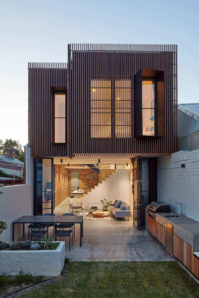 Modern dakterras met houten vlonders en betonstuc reling