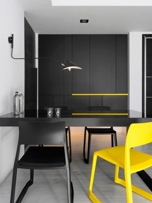 Modern appartement met zwart wit en geel