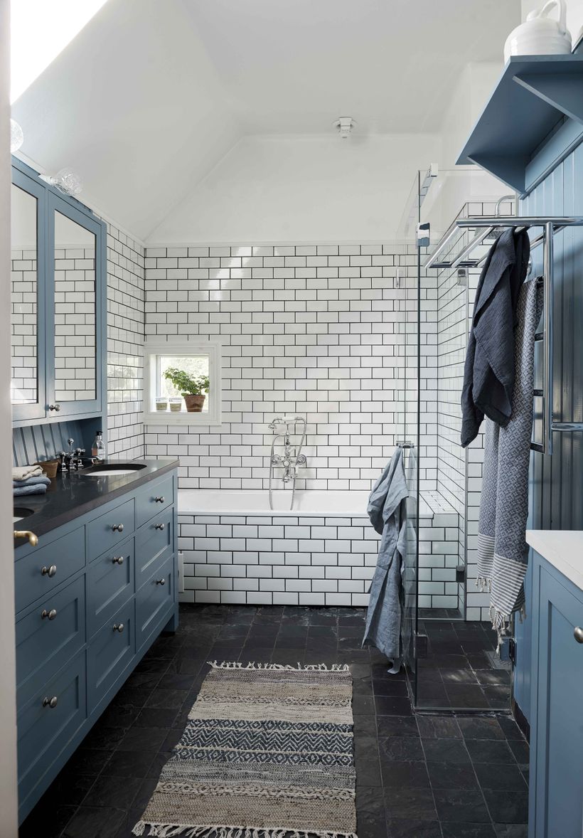 Modern landelijk badkamerontwerp met de kleuren wit, blauw en donkergrijs