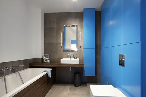 Moderne badkamer met op maat gemaakte kastenwand