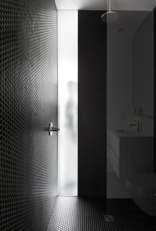 Moderne badkamer met zwarte vloer en witte muren