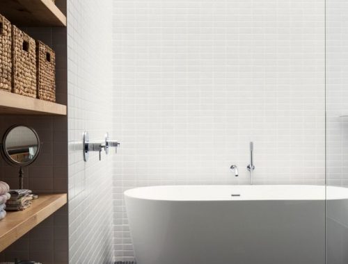 Moderne badkamer met zwarte vloer en witte muren