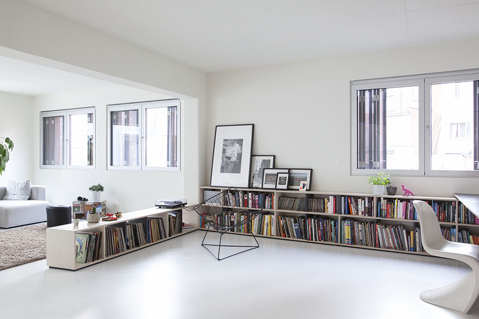moderne lage boekenkasten open woonkamer