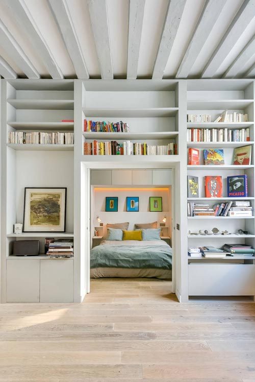 Moderne slaapkamer in klein appartement uit Parijs