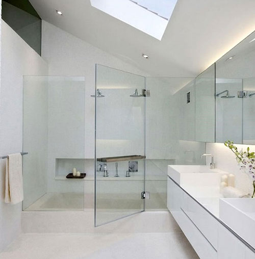 Moderne witte badkamer