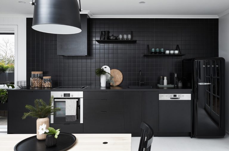 moderne zwarte keuken