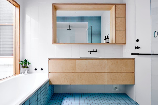 Mooie badkamer met blauwe tegels