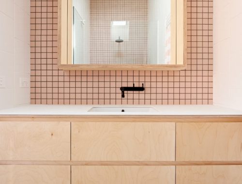 Mooie badkamer met roze tegels