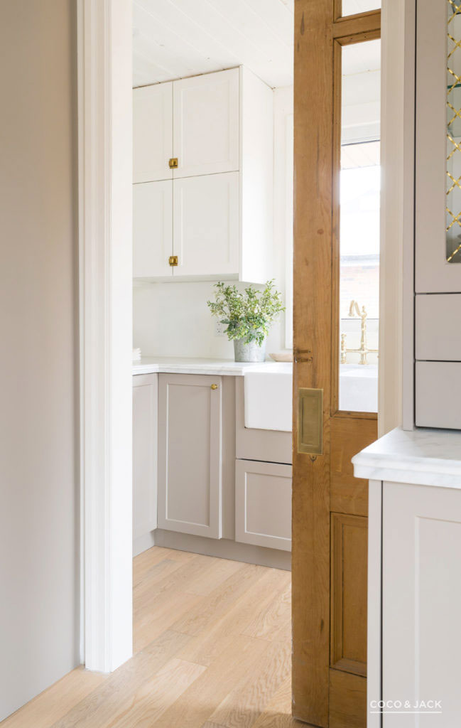 mooie bijkeuken inrichten houten schuifdeur