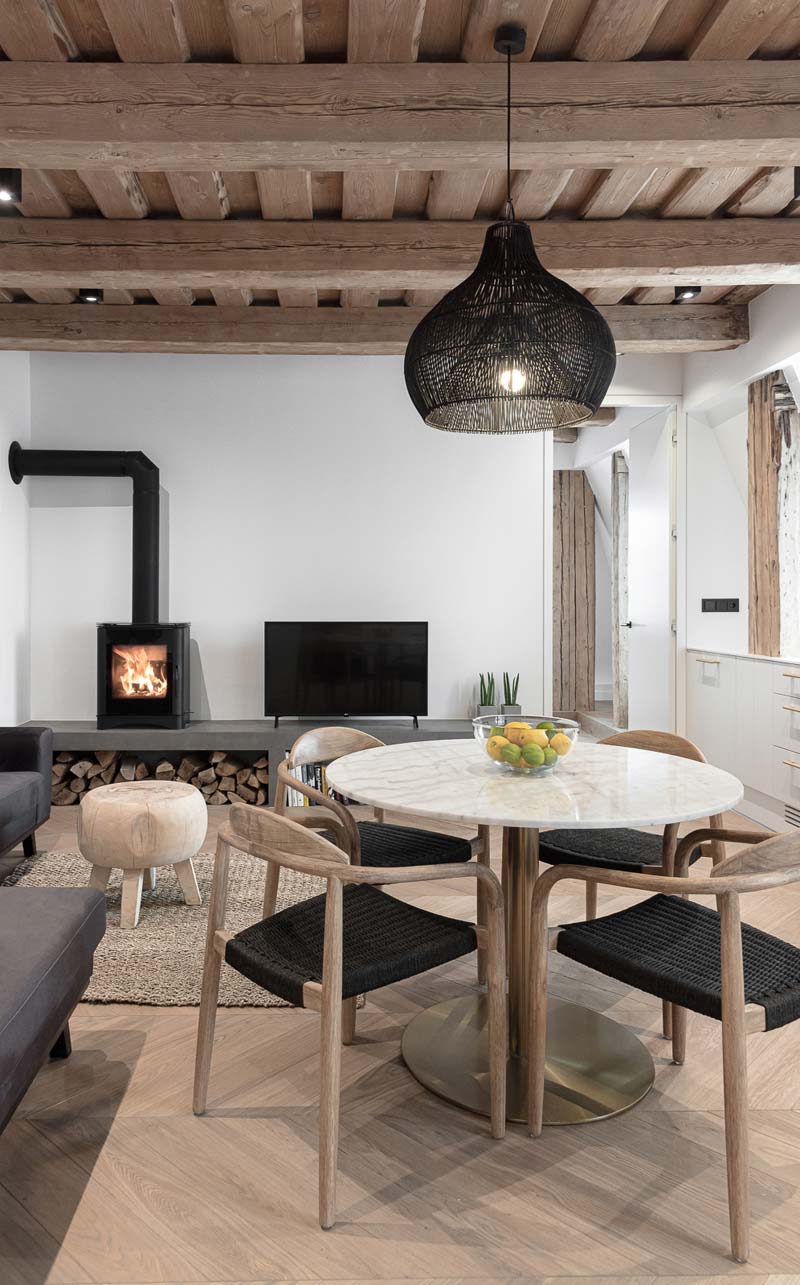 mooie hanglamp boven ronde eettafel woonkamer mooie hanglamp boven ronde eettafel woonkamer
