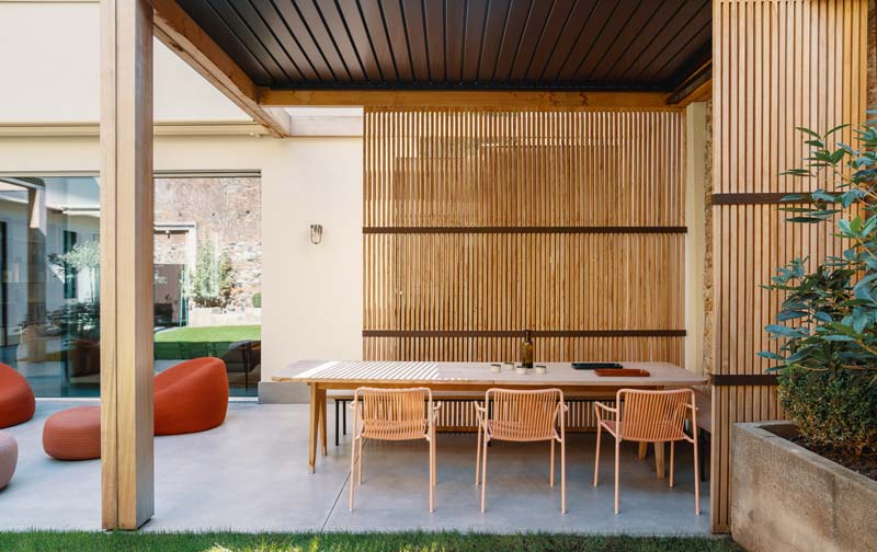 Onder deze super mooie terrasoverkapping van hout is een heerlijke eethoek ingericht | Fotografie: Giorgio Possenti Onder deze super mooie terrasoverkapping van hout is een heerlijke eethoek ingericht | Fotografie: Giorgio Possenti
