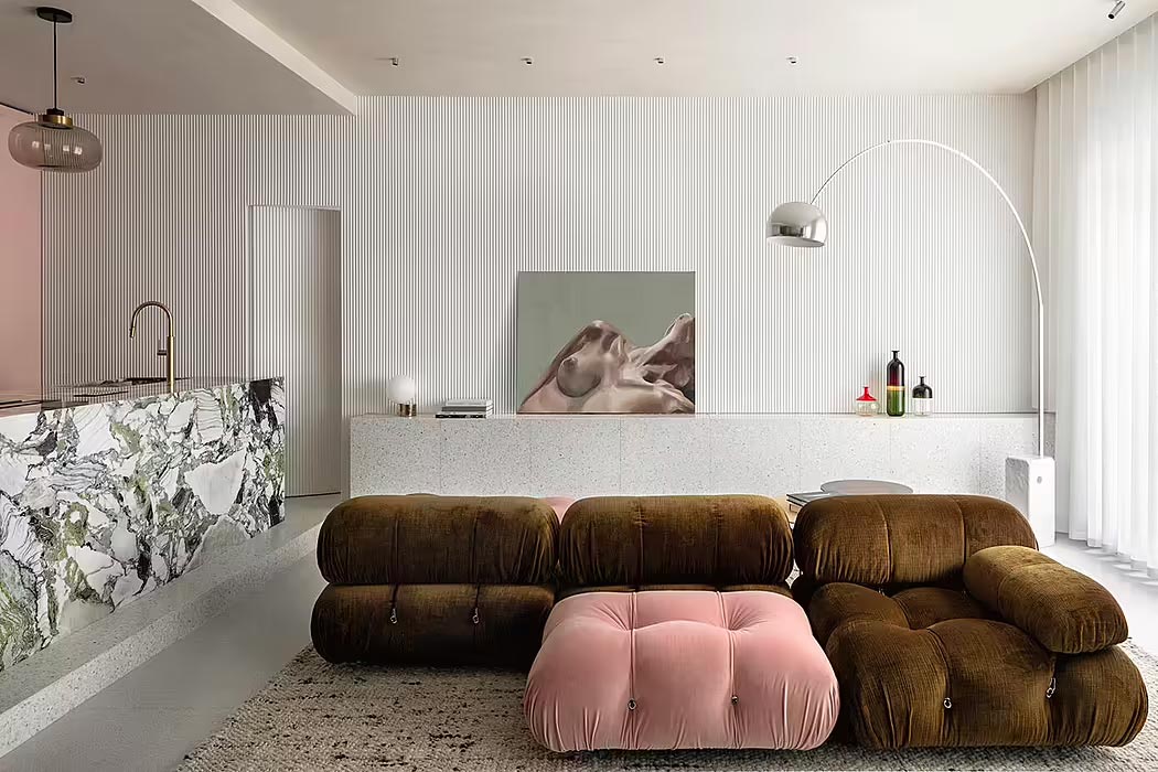 Primo Atelier heeft een modern eclectisch interieur ontworpen, waarbij de kleuren groen en roze op een stijlvolle manier terugkomen. De fluweel groene bank met oudroze poef is daar een mooi voorbeeld van.