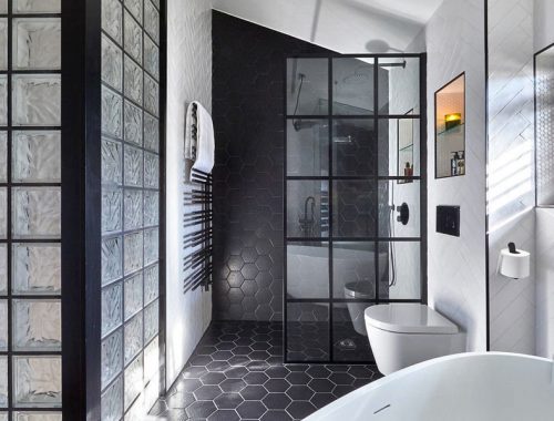 Mooie l-vormige badkamer