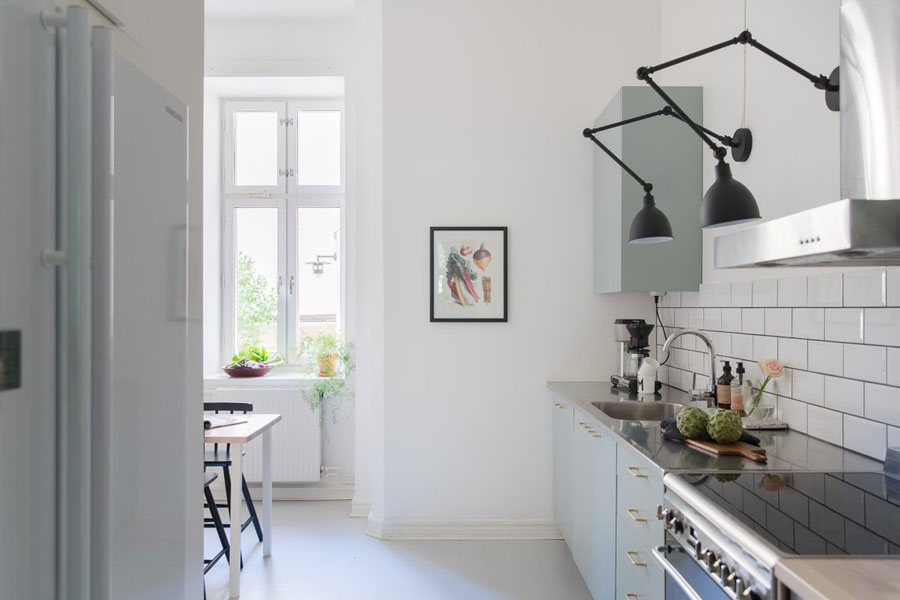 Mooie Scandinavische pastelblauwe keuken