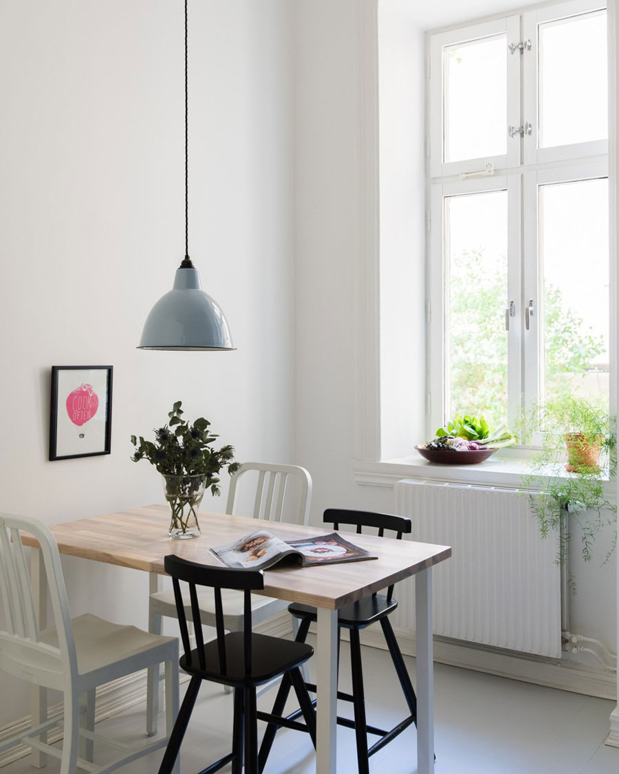 Mooie Scandinavische pastelblauwe keuken