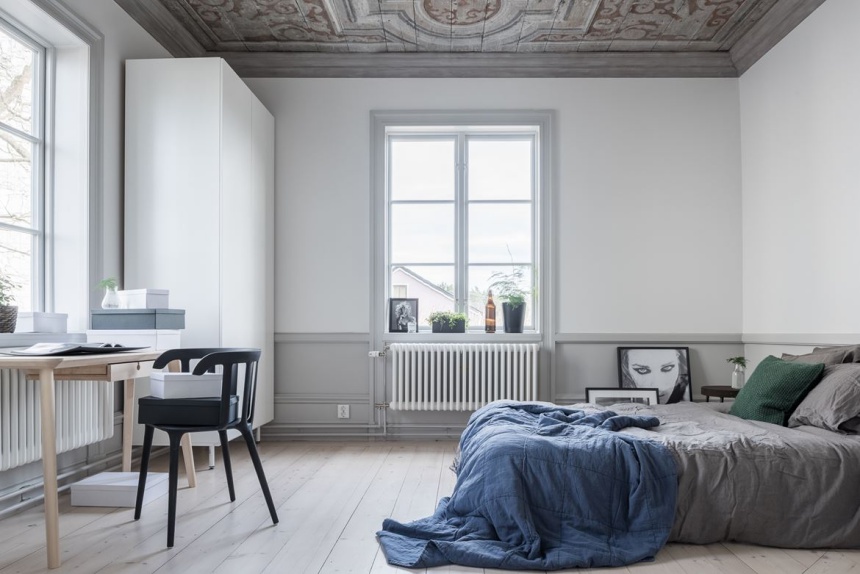 Mooie slaapkamer met karakteristieke plafondschildering