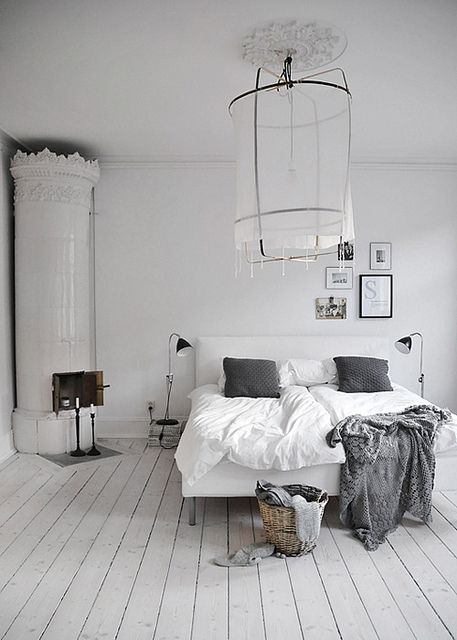Witte slaapkamer met witte houten vloer Witte slaapkamer met witte houten vloer