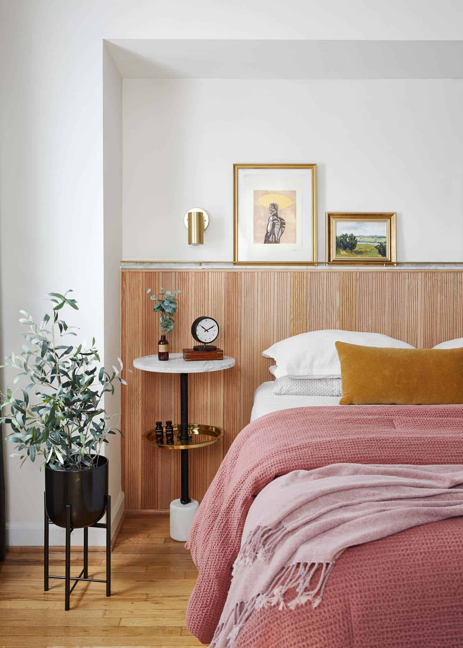 muurtje achter bed hout marmer schilderijplankje