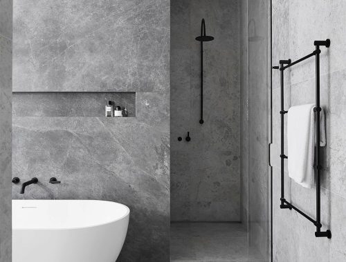 MIM Design koos voor een brede nis in de muur boven het vrijstaande bad. | Bron: Estliving.com | Fotografie: Sharyn Cairns