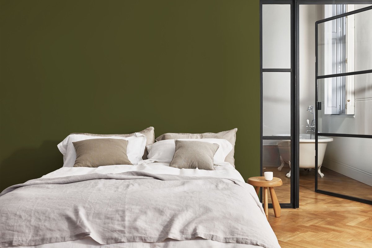 100% Laurier is een tijdloze olijfgroene tint van Flexa, hier te zien in een mooie slaapkamer.