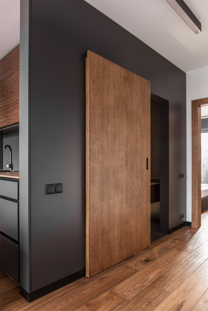 Architectenbureau Metaforma kozen voor een onzichtbare houten schuifdeur voor deze moderne badkamer.