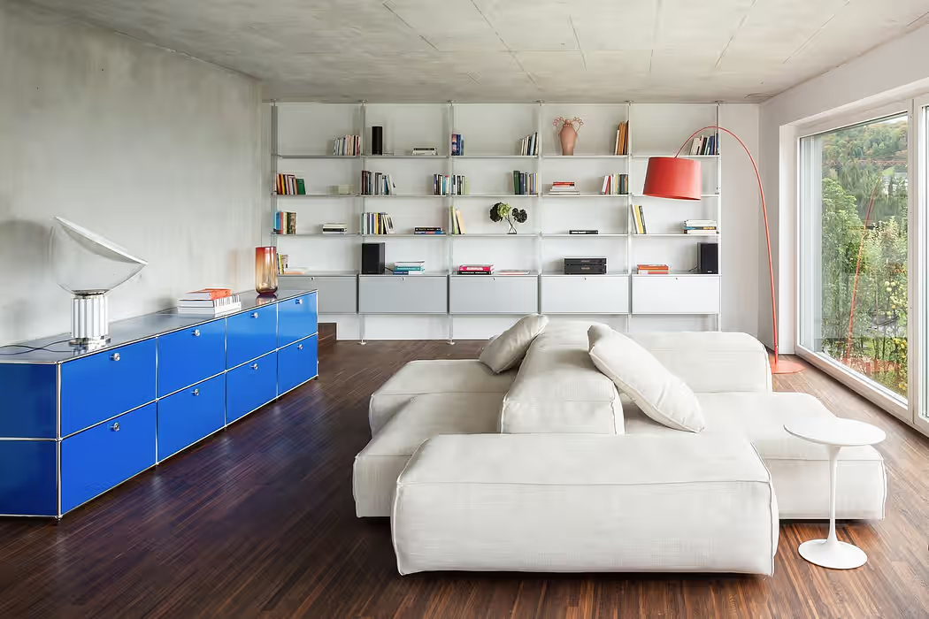 open boekenkast en dressoir in moderne woonkamer