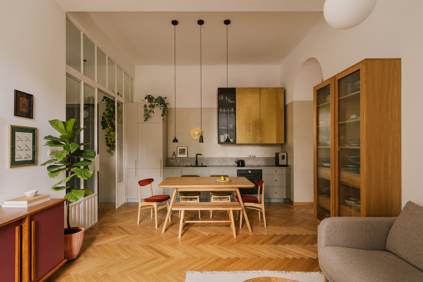 open keuken messing wandkast visgraatvloer open keuken messing wandkast visgraatvloer