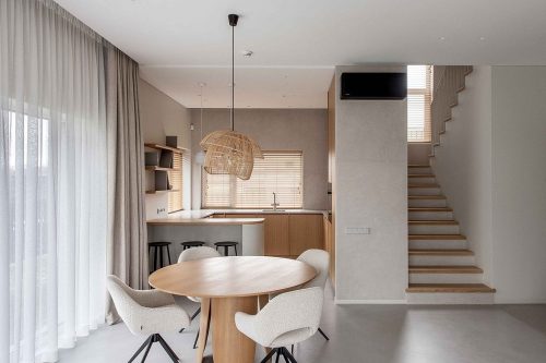 open trap betonstuc houten traptreden