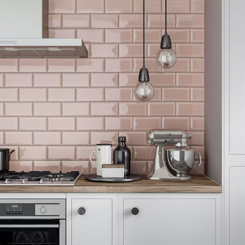 oud roze metrotegels keuken achterwand