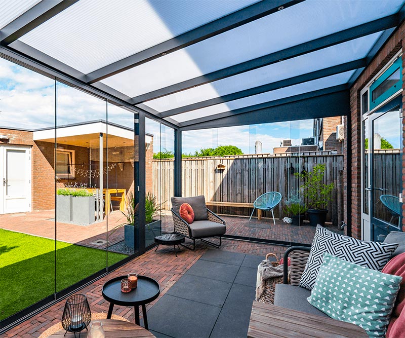 Hier is gekozen voor een luxe tuinkamer, die een aluminium frame combineert met glazen wanden.