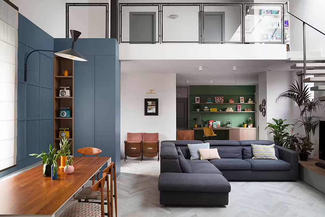 Een geweldig mooi retro jaren 70 interieur in een nieuw jasje, ontworpen door Eutropia Architettura. De woonkamer is ruim en licht, vooral dankzij de vide met glazen ballustrade. | Fotografie: Lea Anouchinsky